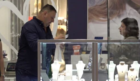 FRAPIRAĆETE SE KAD VIDITE GDE TAKI MARINKOVIĆ KRIJE NOVAC! Otvorio gepek, a onda... Usnimljen i kako ćaska sa ovom poznatom voditeljkom (FOTO)