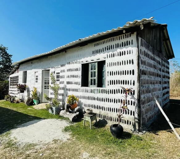 kuća od staklenih flaša