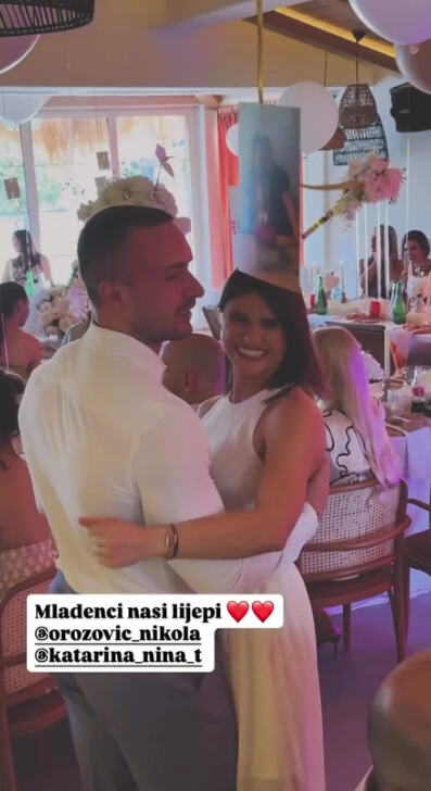 OŽENIO SE BIVŠI ZADRUGAR: Stao na ludi kamen sa lepom Katarinom, a onda otkrili i pol bebe! Gala slavlje uz reku (FOTO)