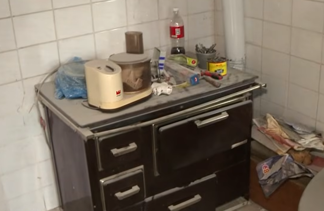 "MAJSTORI SU MNOGO SKUPI" Dejan Dragojević pokazao kako napreduje renoviranje kuće! Zavirite u porodični dom, cene kuća u ovom mestu idu i do 700.000 € (FOTO)