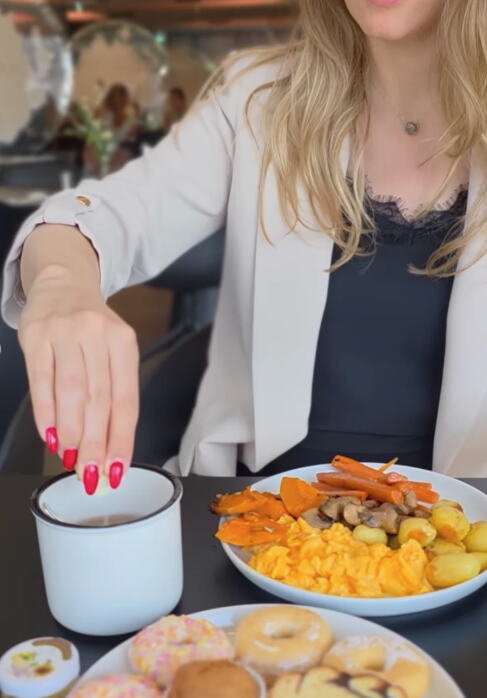 "MOLILA SAM MUŽA DA MI UZME DECU I DA SE RAZVEDEMO" Naša voditeljka šokirala javnost: Ne smeta joj ni ljubavnica, a evo šta radi u hotelu... (FOTO)