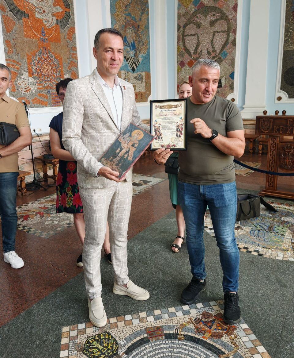 Predškolci sa KiM 2, razmena poklona.jpg