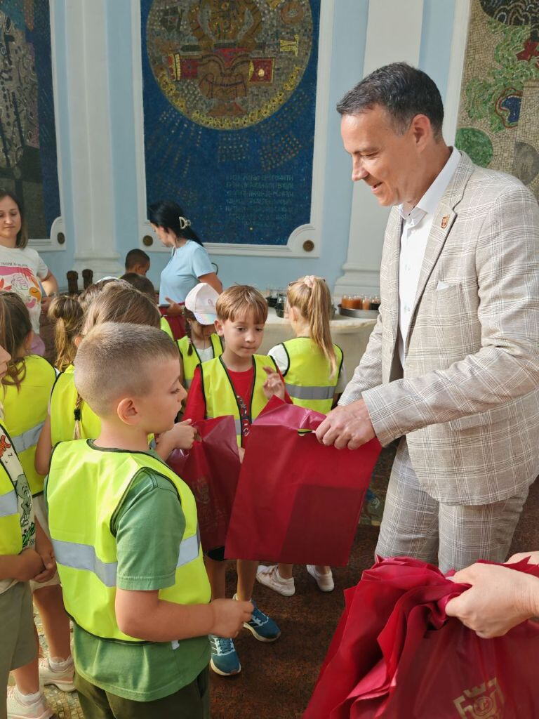 Predškolci sa KiM dobijaju poklone.jpg