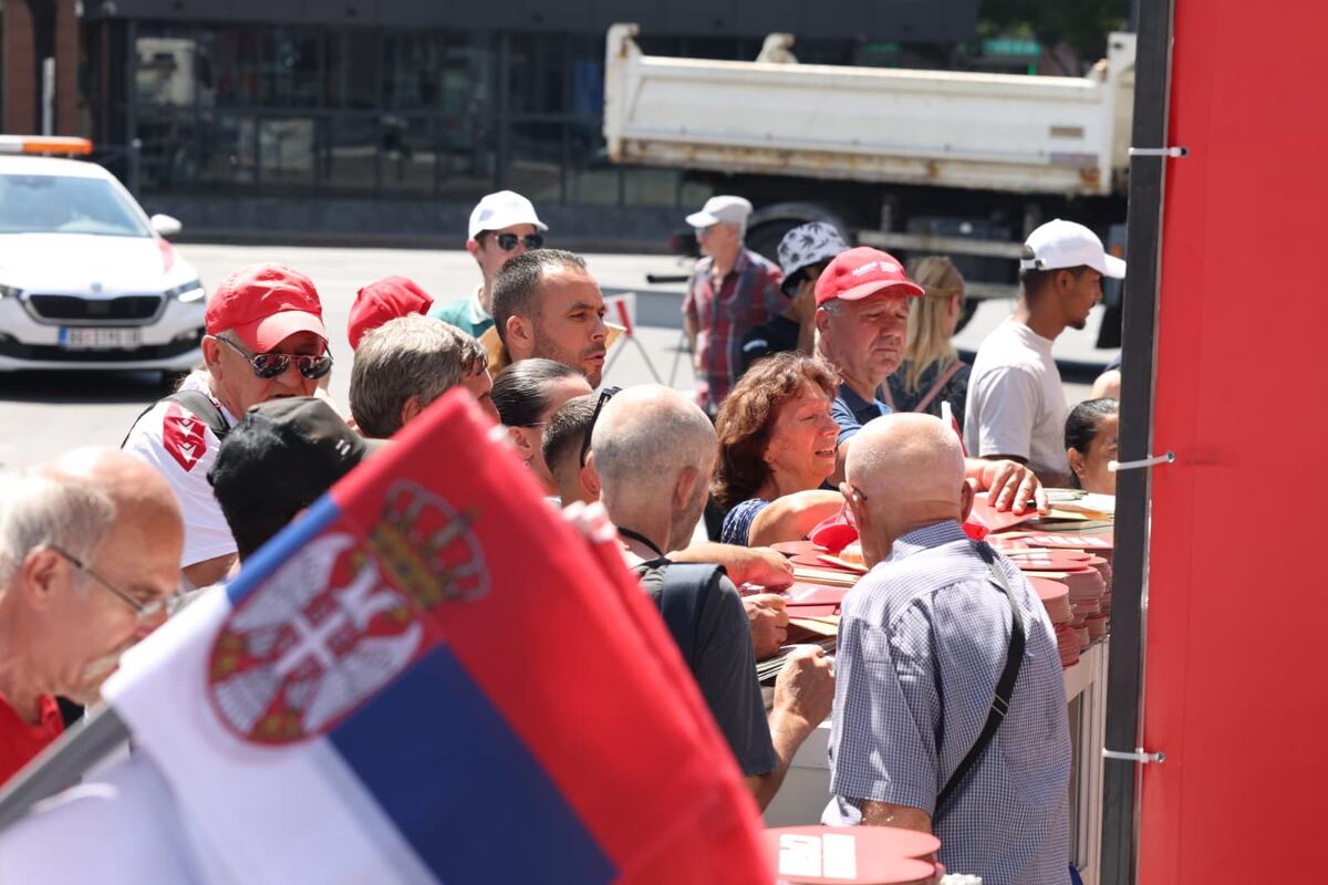 skup 27. juna Srbija jedna porodica Srbija pobeđuje (5).jpeg