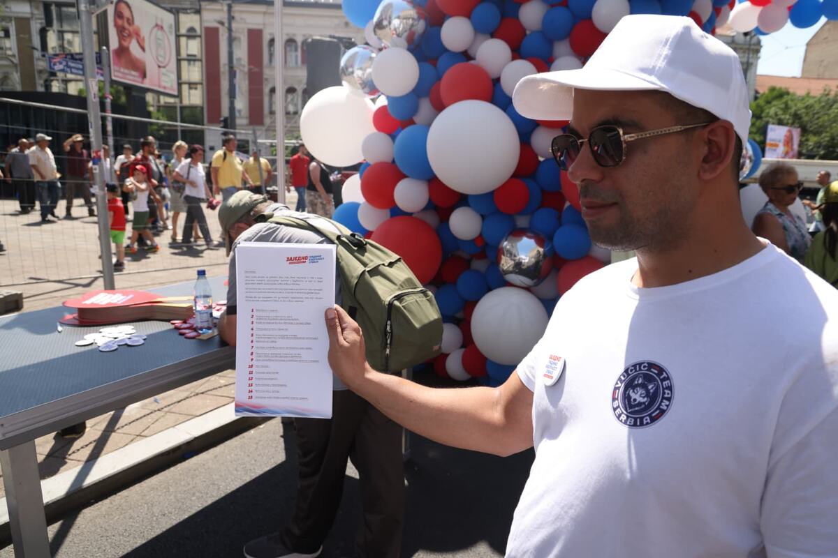 skup 27. juna Srbija jedna porodica Srbija pobeđuje (7).jpeg