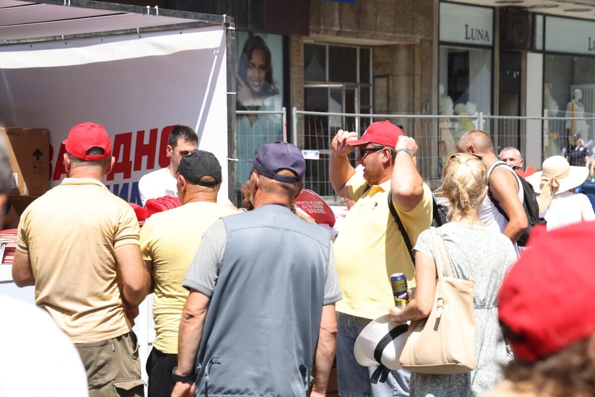 skup 27. juna Srbija jedna porodica Srbija pobeđuje (8).jpeg