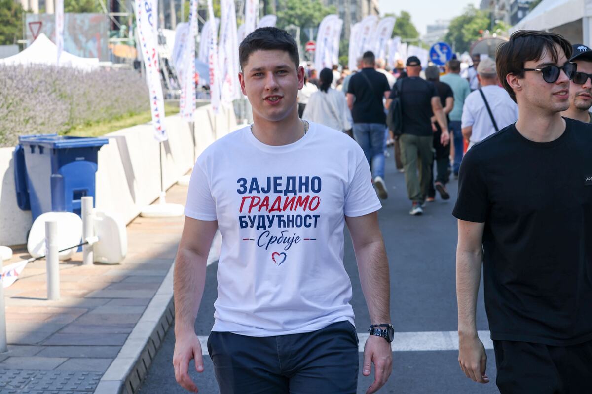skup 27. juna Srbija jedna porodica Srbija pobeđuje (27).jpeg