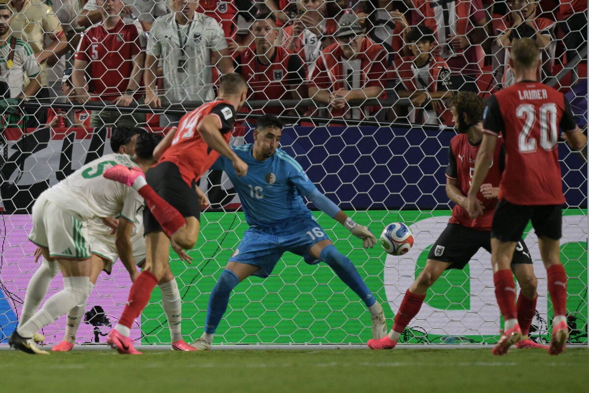 Saša Kalajdžić daje gol na meču Alžir - Austrija