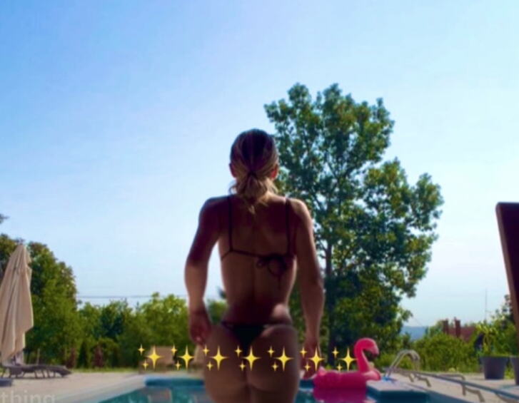 RAZGOLITILA SE KRAJ BAZENA I POKAZALA SAVRŠENU FIGURU! Ivana Šopić pozirala u oskudnom bikiniju i pokazala prirodno lice bez filtera (FOTO)