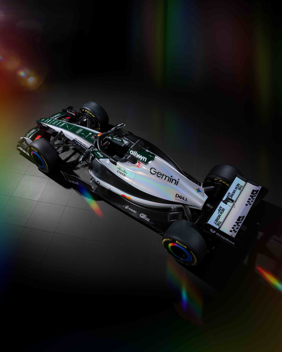 Bolid Meklarena u beloj boji spreman za trku u Silverstonu