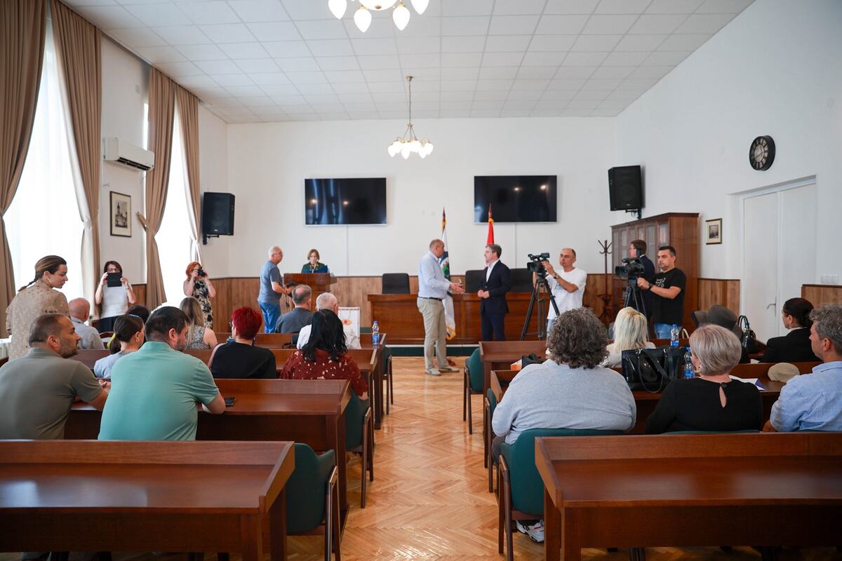 Ministar kulture Nikola Selaković uručio je u Negotinu predsedniku opštine Vladimiru Veličkoviću sedam ugovora