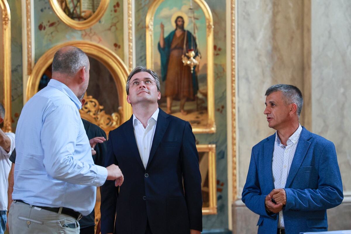 Ministar kulture Nikola Selaković uručio je u Negotinu predsedniku opštine Vladimiru Veličkoviću sedam ugovora