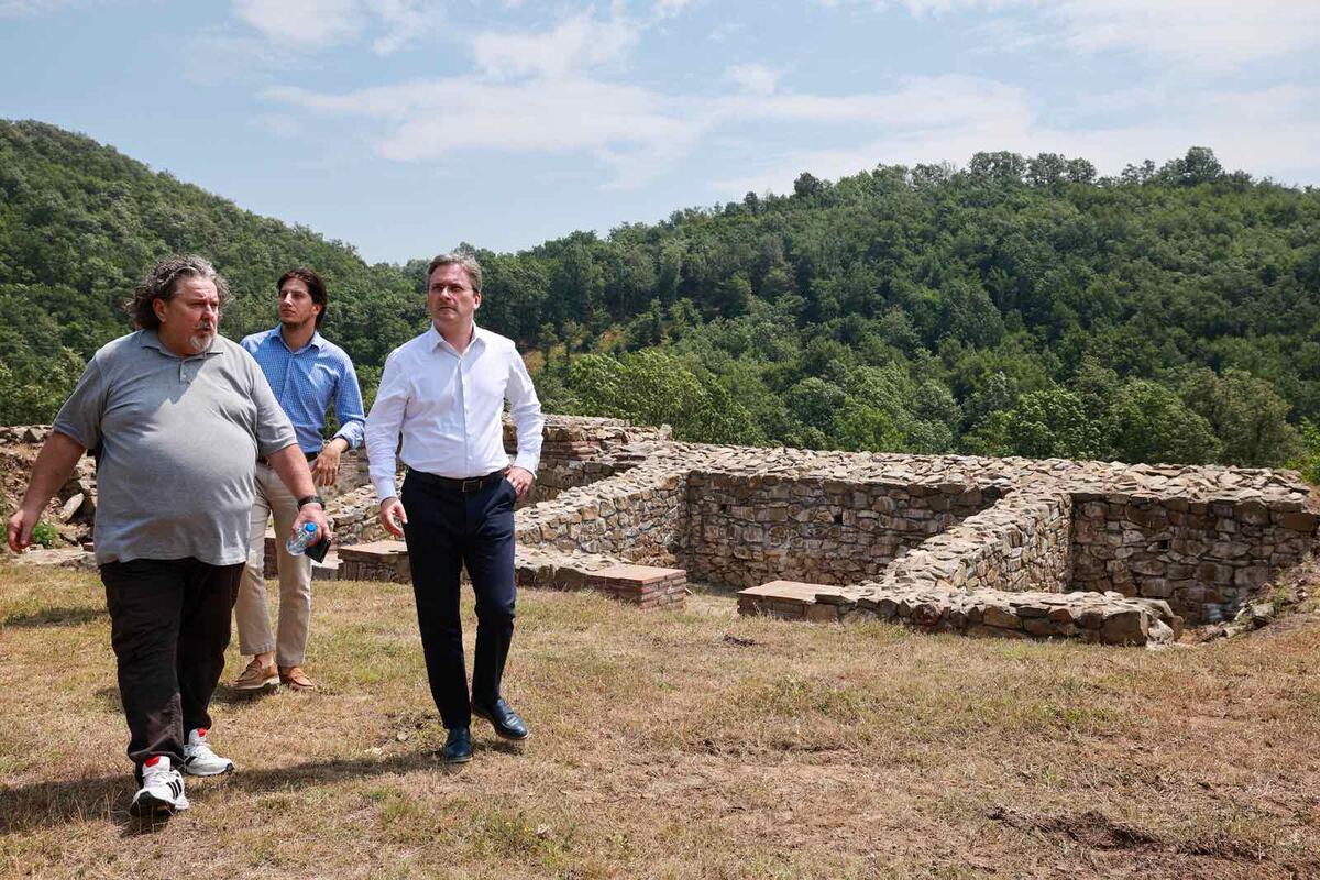 Ministar kulture Nikola Selaković uručio je u Negotinu predsedniku opštine Vladimiru Veličkoviću sedam ugovora