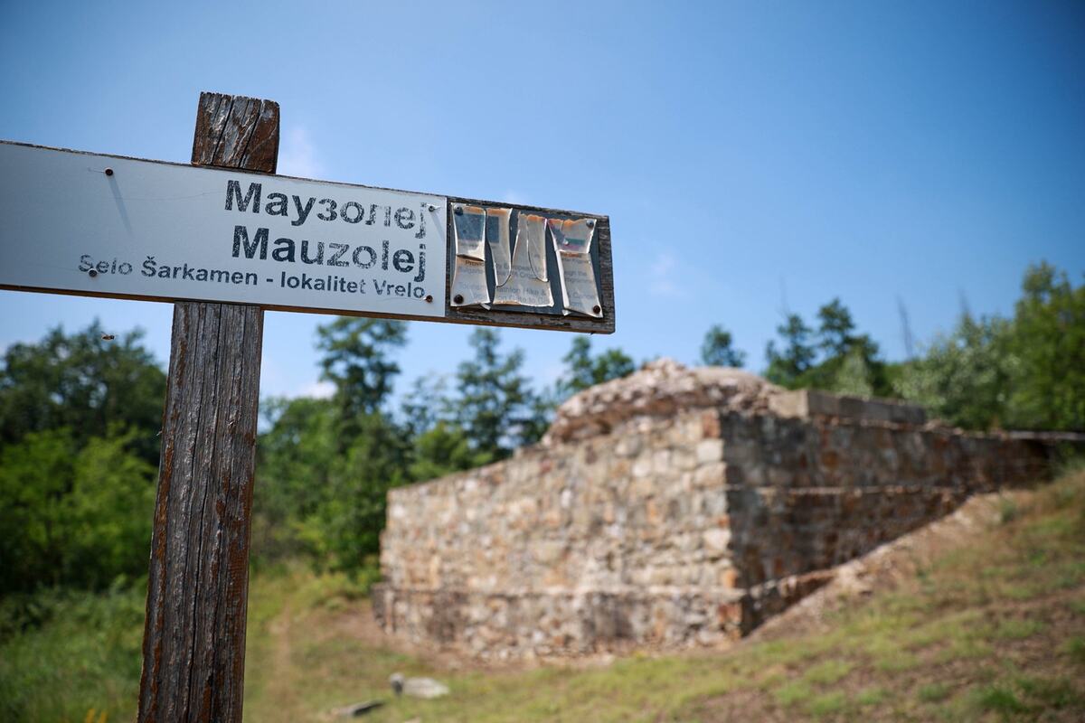 Ministar kulture Nikola Selaković uručio je u Negotinu predsedniku opštine Vladimiru Veličkoviću sedam ugovora