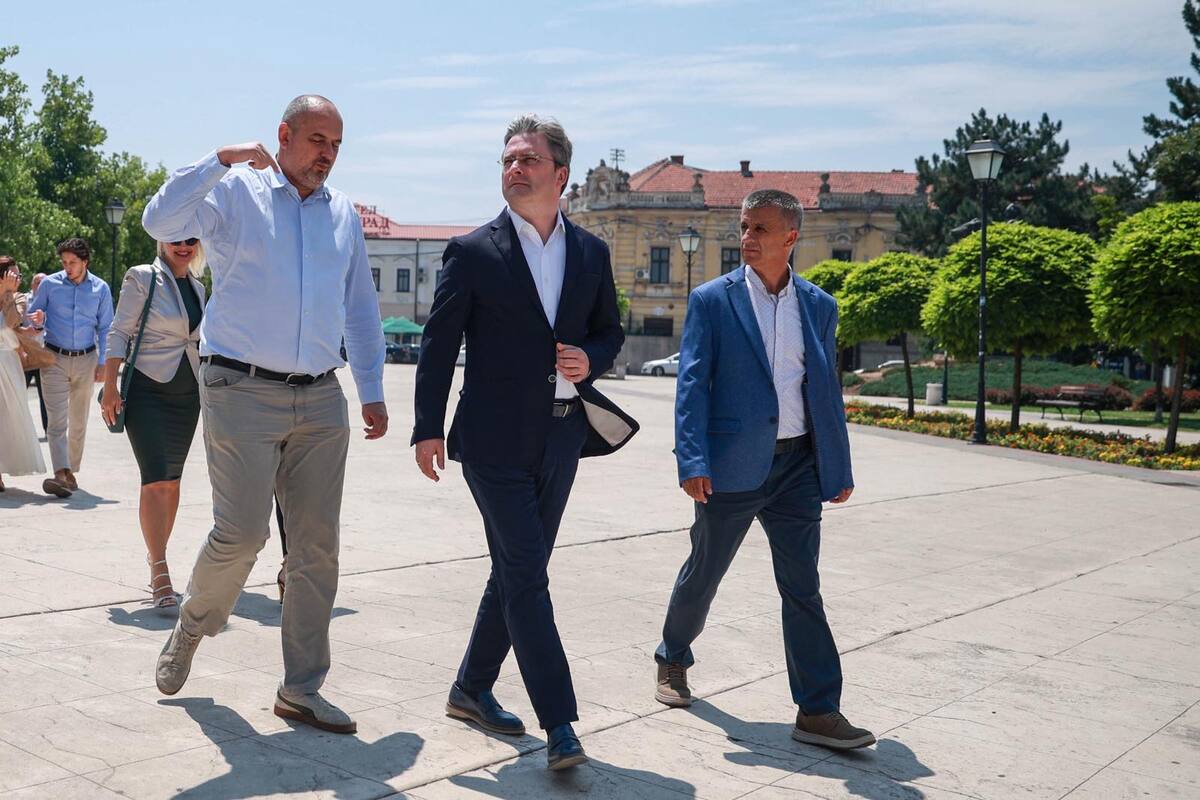 Ministar kulture Nikola Selaković uručio je u Negotinu predsedniku opštine Vladimiru Veličkoviću sedam ugovora