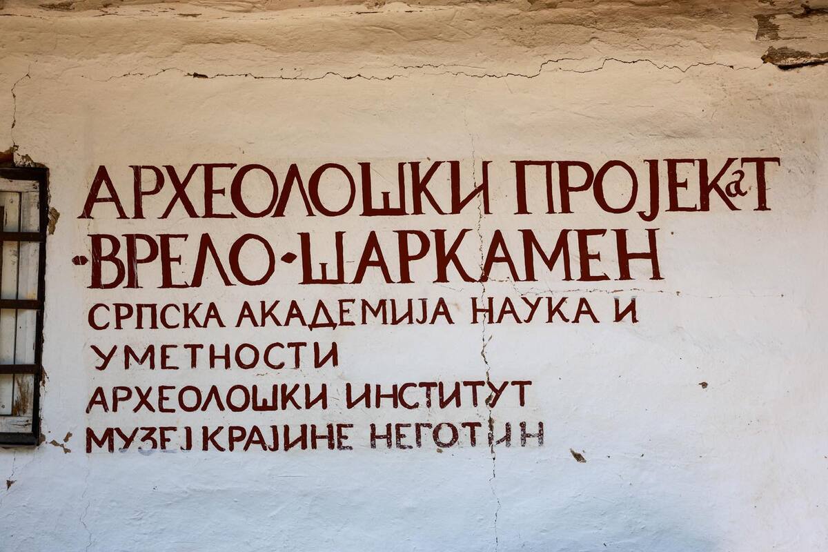 Ministar kulture Nikola Selaković uručio je u Negotinu predsedniku opštine Vladimiru Veličkoviću sedam ugovora