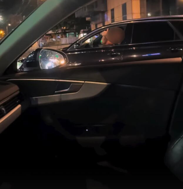 "GLE OVA DVOJICA, STALA PORED I HOĆE..." Kiju Kockar startovala dva muškarca u besnoj mašini, odbrusila im pošteno: Reci mami da ima toliko godina!