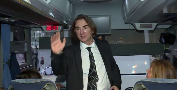 Željko prati klince na more.png
