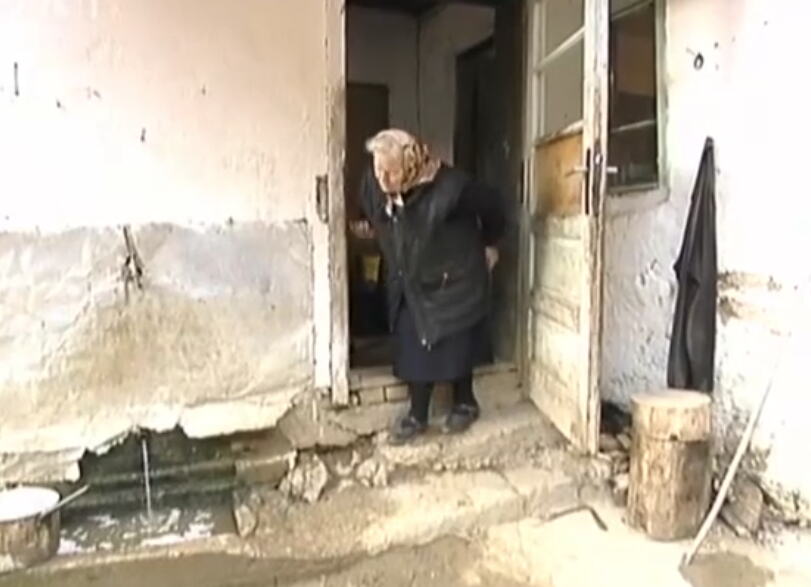 Radmila Krsmanović na pragu svoje kuću u selu Gokčanica