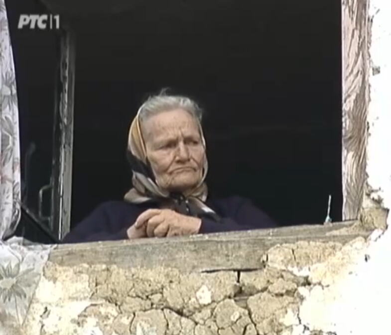 Radmila Krsmanović na prozoru svoje kuće u selu Gokčanica