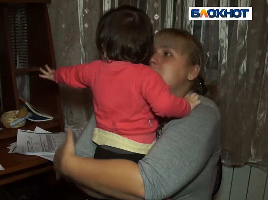 Nina Dmitruškova sa surogat bebom Emom