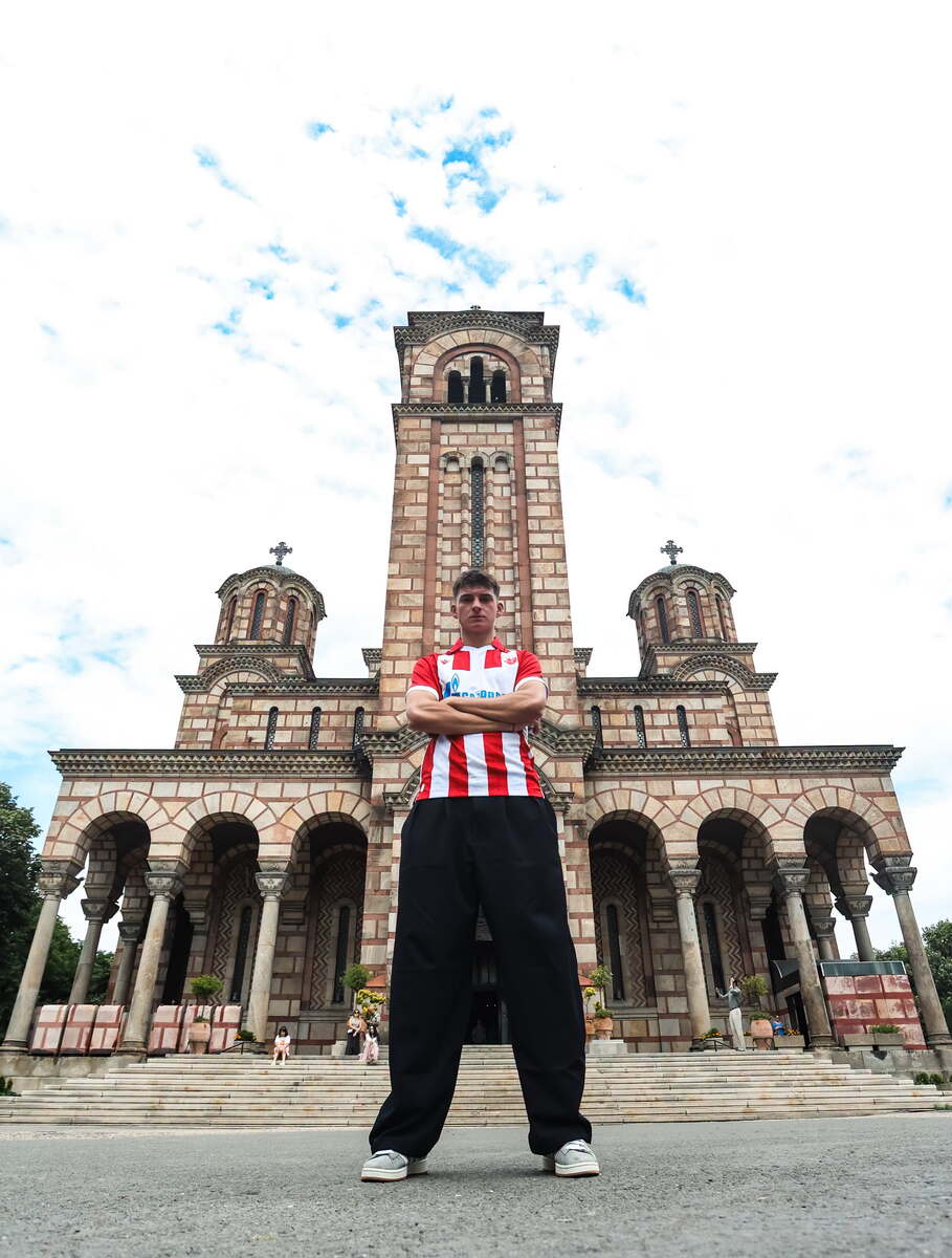Matej Gaštarov mladi fudbaler Crvene zvezde ispred Crkve Svetog Marka u Beogradu