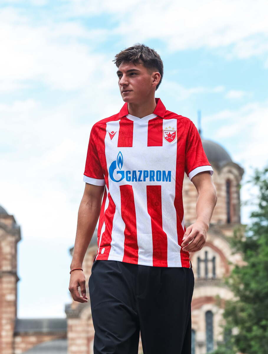 Matej Gaštarov mladi fudbaler Crvene zvezde ispred Crkve Svetog Marka u Beogradu