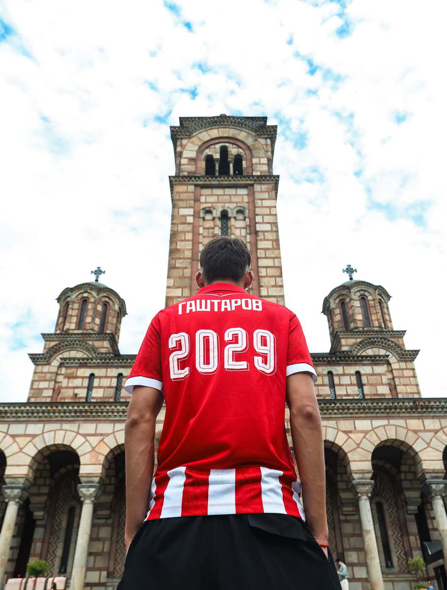 Matej Gaštarov mladi fudbaler Crvene zvezde ispred Crkve Svetog Marka u Beogradu