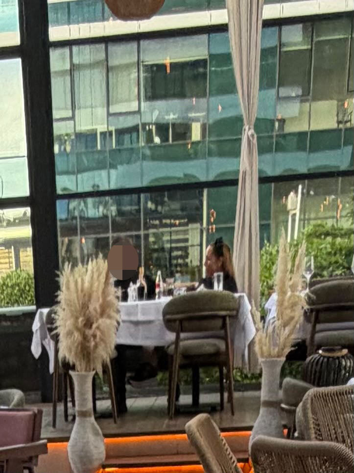 (PAPARACO) BIVŠI JOJ BIO U ZATVORU, GURAO JE DA JOJ SLOMI VRAT, SAD UHVAĆENA S DRUGIM Rodila sa 17, prošla horor, nudili joj novac za odnose: Evo šta sad radi
