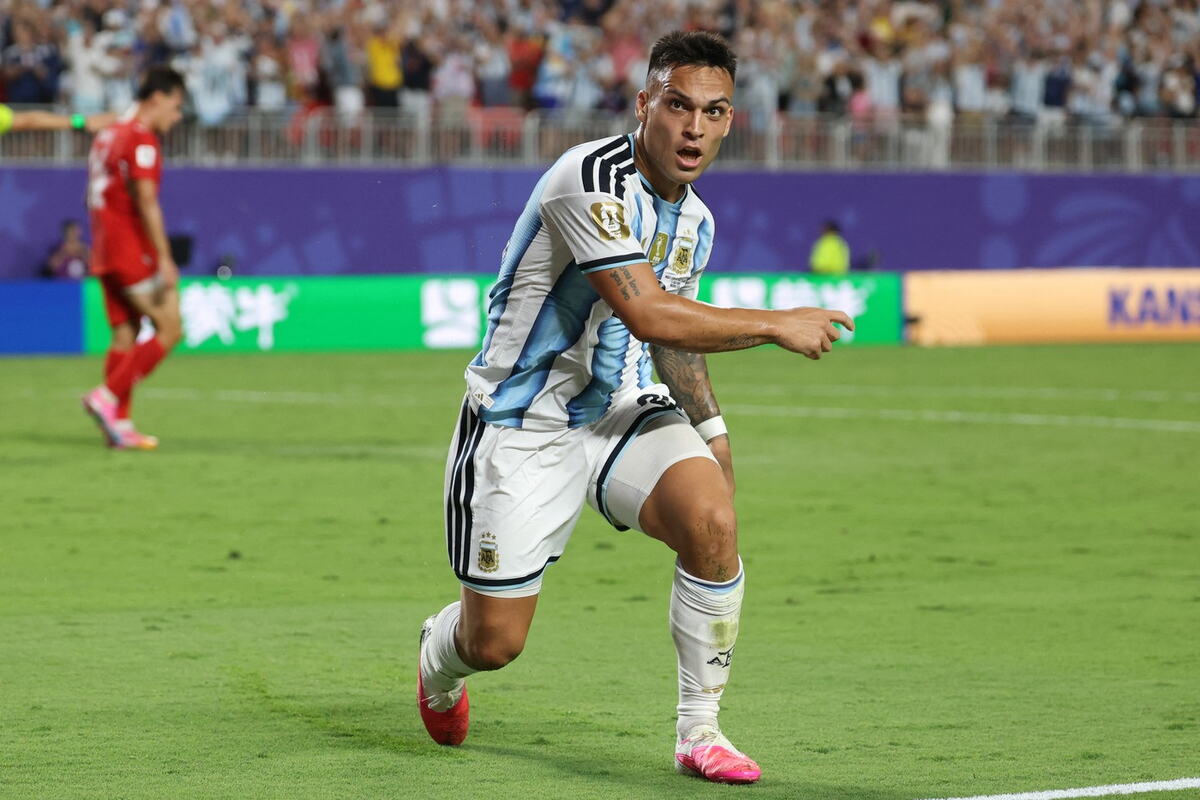 Lautaro Martinez slavi gol na meču Argentina - Švajcarska