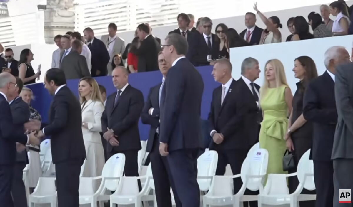 Vučić u Parizu na vojnoj paradi