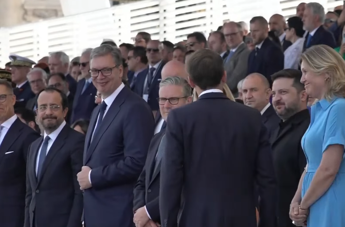 Aleksandar Vučić vojna parada Vučić u Parizu (1).png