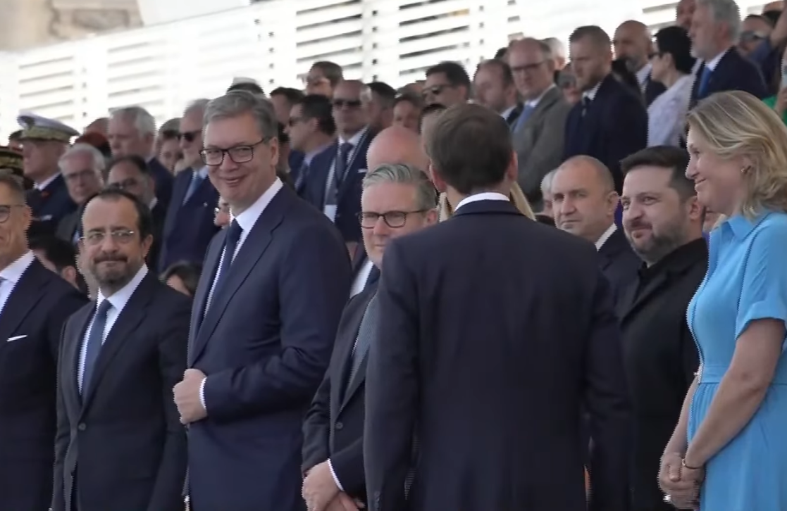 Aleksandar Vučić vojna parada Vučić u Parizu (2).png