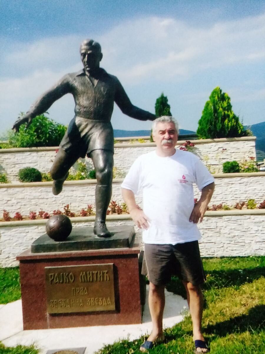 Tričko pored spomenika Rajku Mitiću u Beloj Palanci.jpg