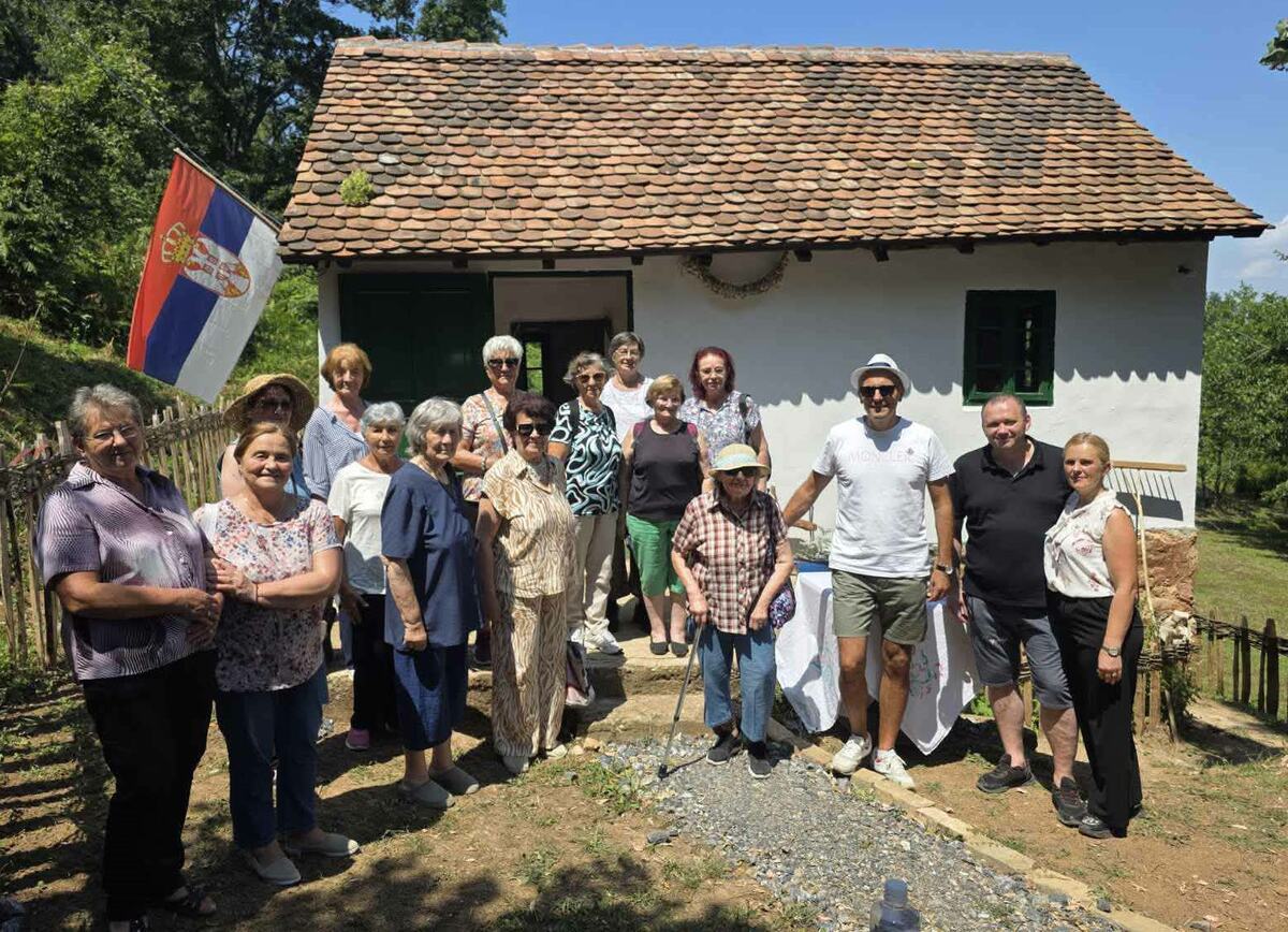 LOZNICA - Prvi turisti u kući Momčila Gavrića.jpg
