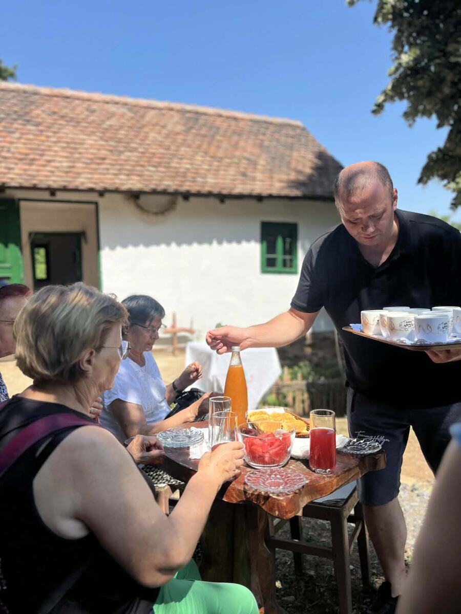 LOZNICA - Dočekao prve turiste.jpg
