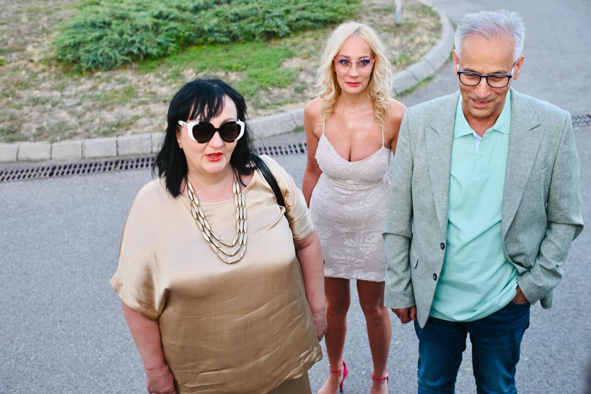 "POTRUDIĆEMO SE DA GA STRPAMO U ZATVOR" Roditelji ove rijaliti učesnice stigli na super finale i napravili haos (VIDEO)