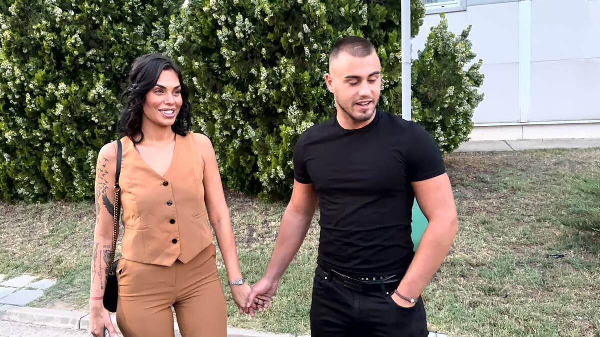 CIRKONI, OGLEDALA, PERJE I BISERI: Glamur ili fijasko u finali Elite: Ona važi za najbolje obučenu, dok su ove takmičarke na ivici debakla (FOTO)