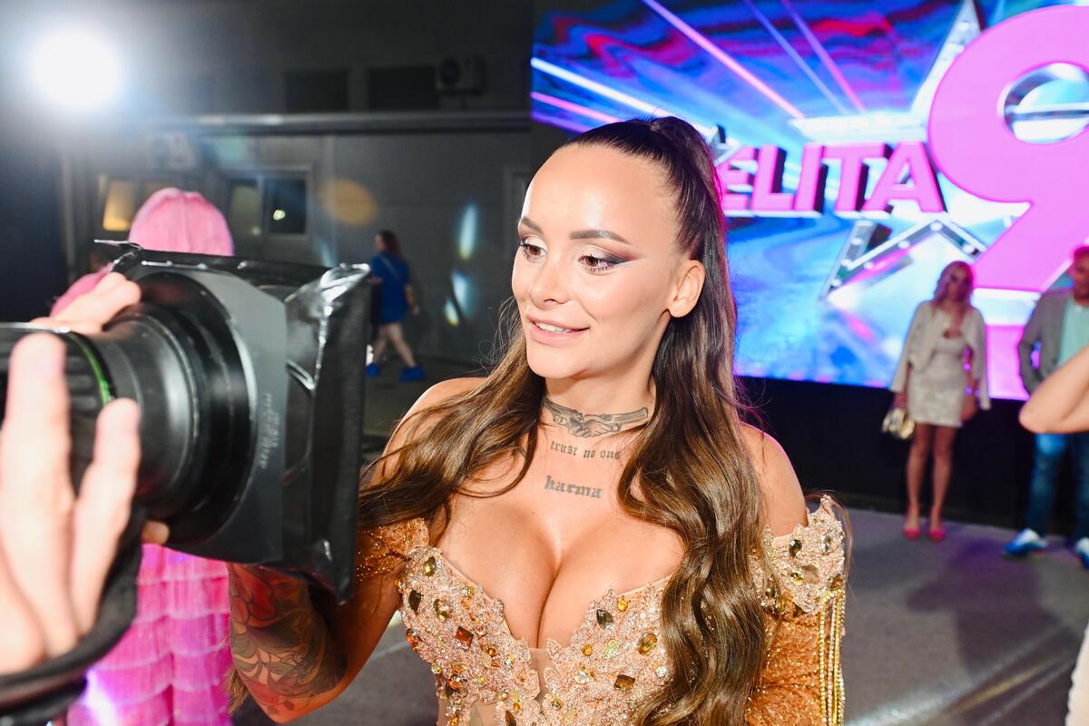 CIRKONI, OGLEDALA, PERJE I BISERI: Glamur ili fijasko u finali Elite: Ona važi za najbolje obučenu, dok su ove takmičarke na ivici debakla (FOTO)