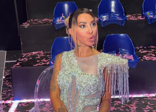 POGLEDAJTE S KAKVIM BOGATAŠIMA LETUJE ANELI! Čovek joj prišao u restoranu, pa je okitio masivnim lancem i zlatnim satom, ona oduševljena (FOTO)