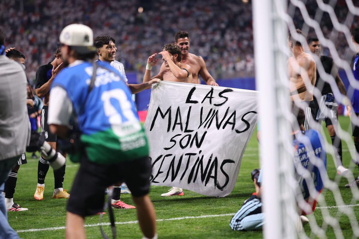 Fudbaleri Argentine sa spornom zastavom