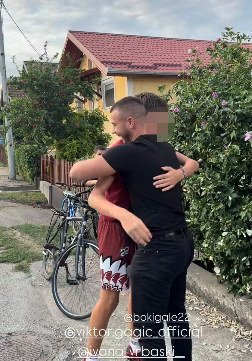 MINA VRBAŠKI UPOZNALA VIKTORA SA PORODICOM: Emotivne scene ispred porodične kuće rijaliti učesnice (FOTO)