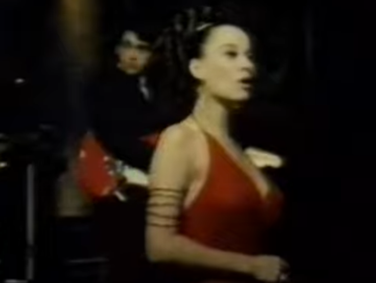 Olivera Katarina u filmu „Poslednji obračun“ iz 1968. godine peva numeru Enija Morikonea (3).PNG
