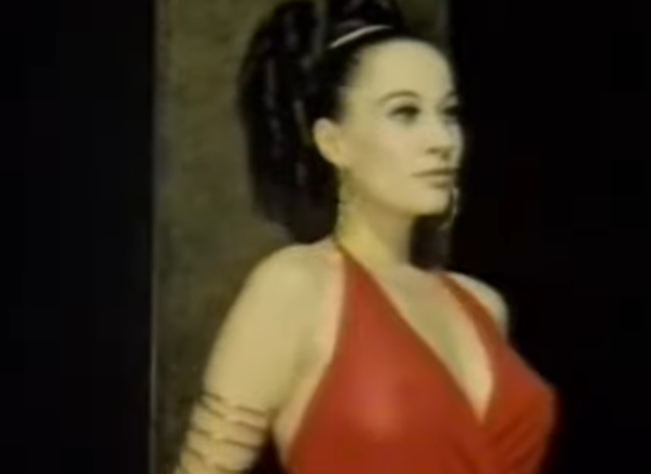 Olivera Katarina u filmu „Poslednji obračun“ iz 1968. godine peva numeru Enija Morikonea (4).PNG