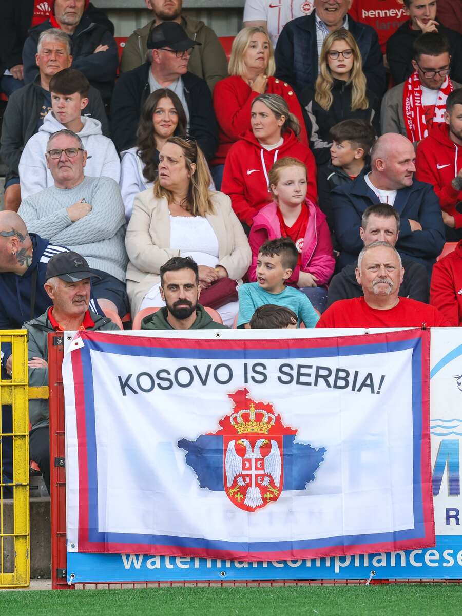 Navijači Larna sa transparentom "Kosovo je Srbija" na meču protiv Crvene zvezde