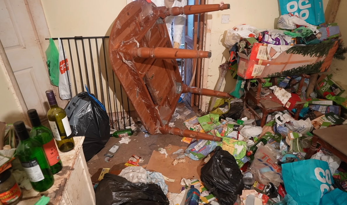 Kuća puna smeća koju je očistila Bela Elton (9).PNG