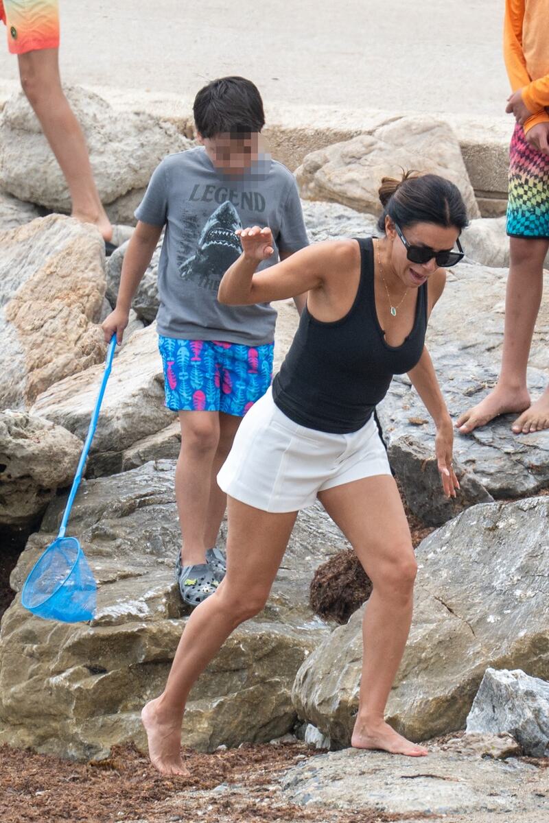 Eva Longorija sa sinom u belom šortsu i crnoj majici šeta plažom u Marbelji
