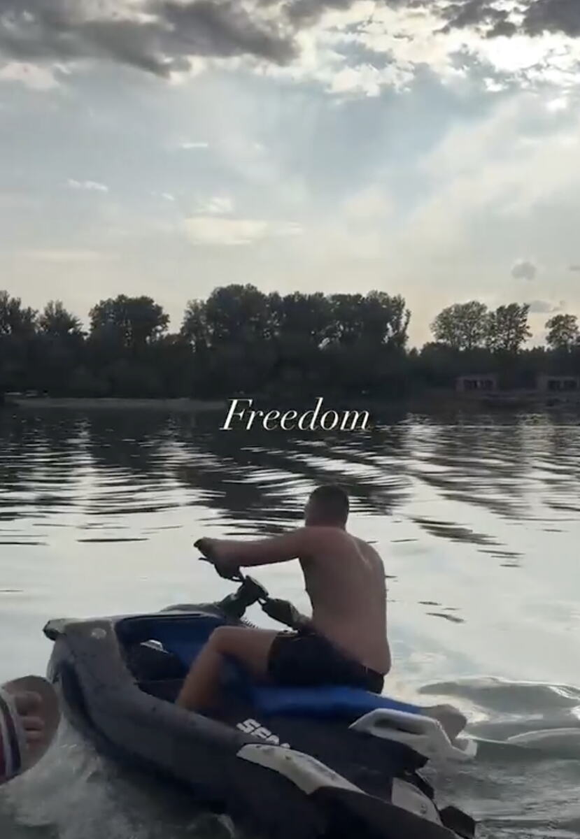 APOLON SA ZVEZDARE DIVLJA PO RECI! Anđelo seo na besnu mašinu pa golišav skrenuo svu pažnju na sebe, imao je jasnu poruku