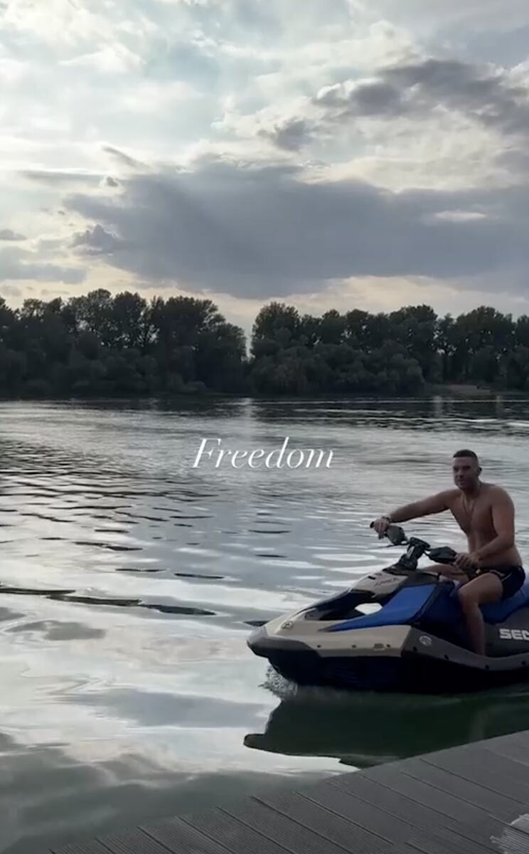APOLON SA ZVEZDARE DIVLJA PO RECI! Anđelo seo na besnu mašinu pa golišav skrenuo svu pažnju na sebe, imao je jasnu poruku