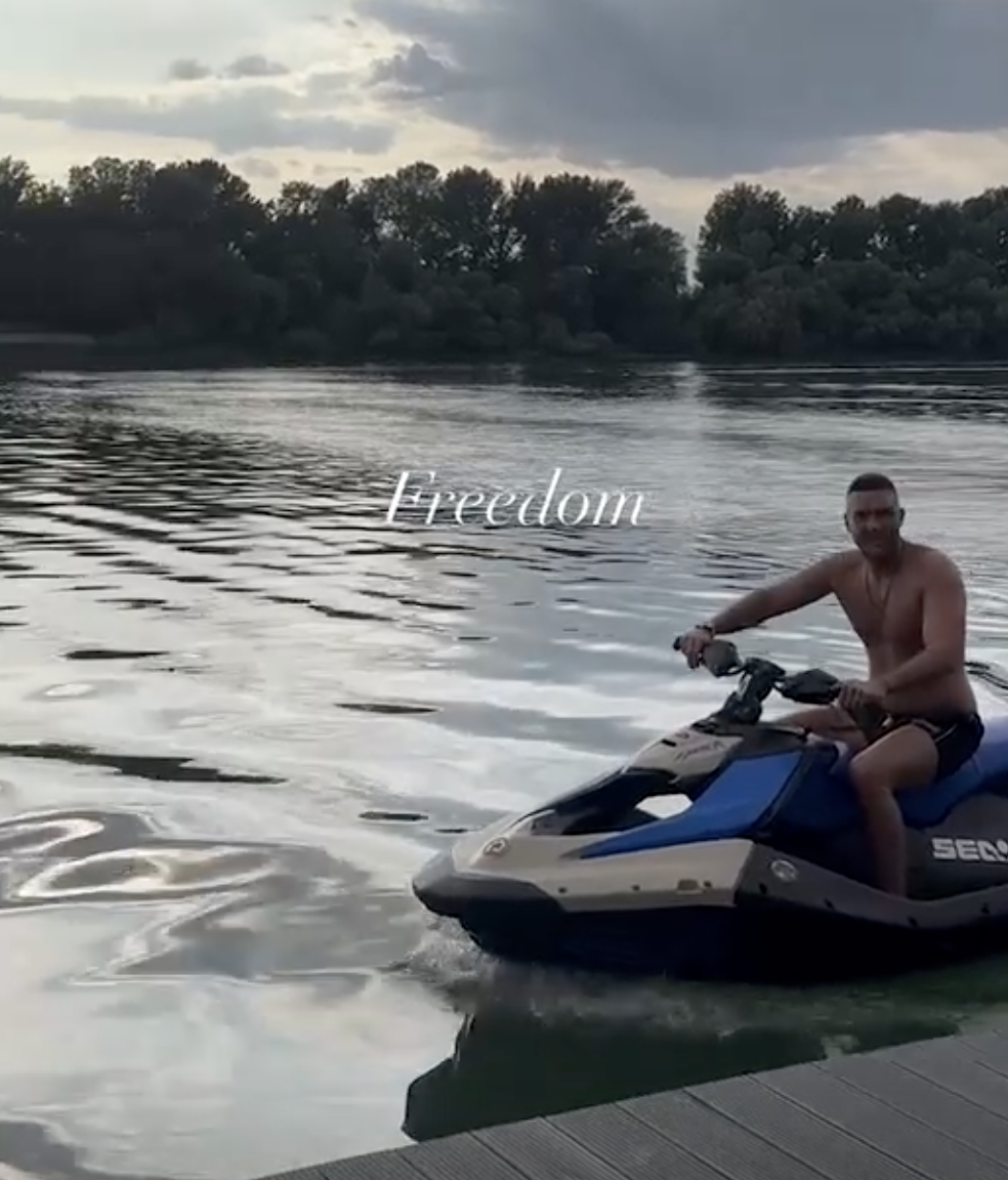 APOLON SA ZVEZDARE DIVLJA PO RECI! Anđelo seo na besnu mašinu pa golišav skrenuo svu pažnju na sebe, imao je jasnu poruku